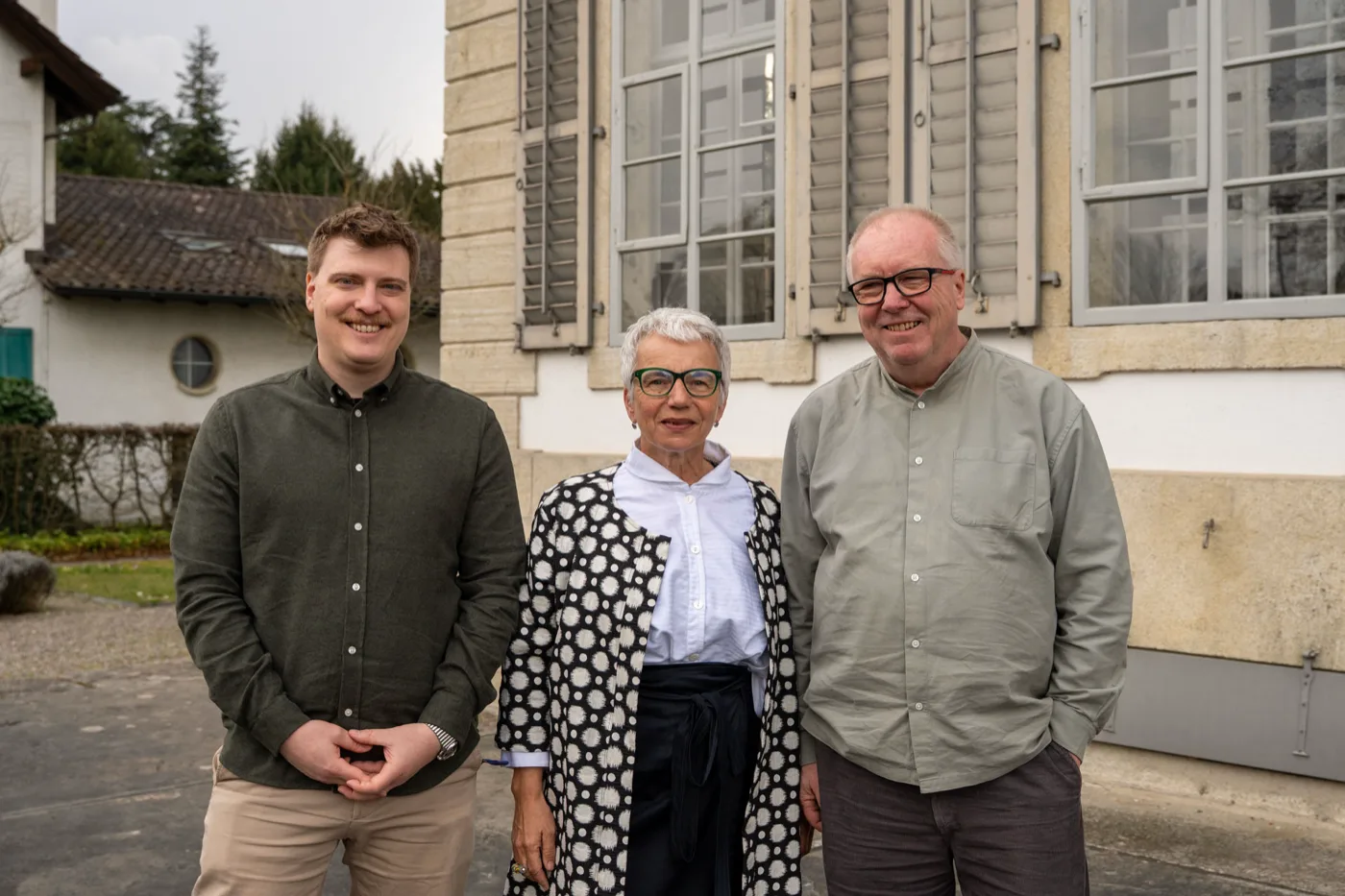 Daniel Baer, Rita Maria Thoma Baer und David Baer vor dem Müllerhaus in Lenzburg